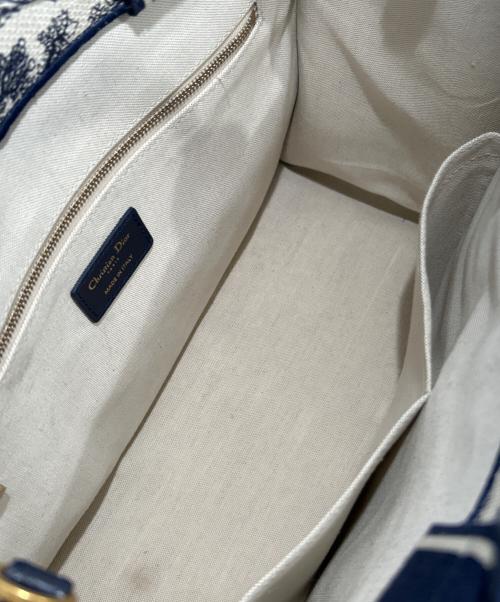 Christian Dior（クリスチャン ディオール）Christian Dior (クリスチャン ディオール) Dior Book Tote バッグ ミディアム M1324CETK_M34I ホワイト×ネイビー サイズ:ミディアムの古着・服飾アイテム