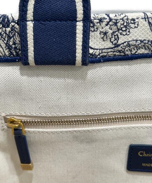 Christian Dior（クリスチャン ディオール）Christian Dior (クリスチャン ディオール) Dior Book Tote バッグ ミディアム M1324CETK_M34I ホワイト×ネイビー サイズ:ミディアムの古着・服飾アイテム