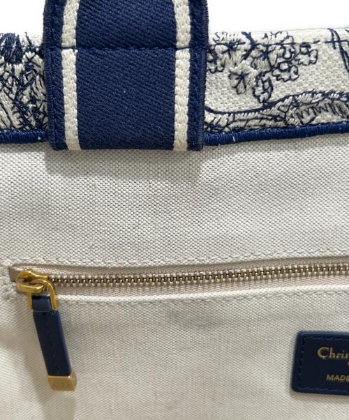Christian Dior（クリスチャン ディオール）Christian Dior (クリスチャン ディオール) Dior Book Tote バッグ ミディアム M1324CETK_M34I ホワイト×ネイビー サイズ:ミディアムの古着・服飾アイテム