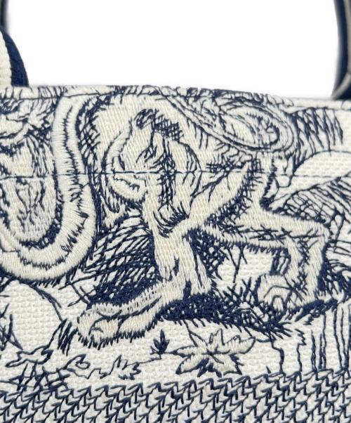 Christian Dior（クリスチャン ディオール）Christian Dior (クリスチャン ディオール) Dior Book Tote バッグ ミディアム M1324CETK_M34I ホワイト×ネイビー サイズ:ミディアムの古着・服飾アイテム