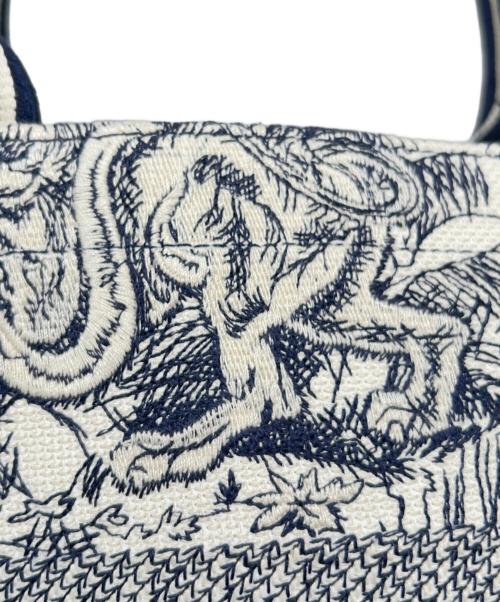 Christian Dior（クリスチャン ディオール）Christian Dior (クリスチャン ディオール) Dior Book Tote バッグ ミディアム M1324CETK_M34I ホワイト×ネイビー サイズ:ミディアムの古着・服飾アイテム