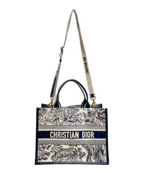 Christian Dior（クリスチャン ディオール）Christian Dior (クリスチャン ディオール) Dior Book Tote バッグ ミディアム M1324CETK_M34I ホワイト×ネイビー サイズ:ミディアムの古着・服飾アイテム