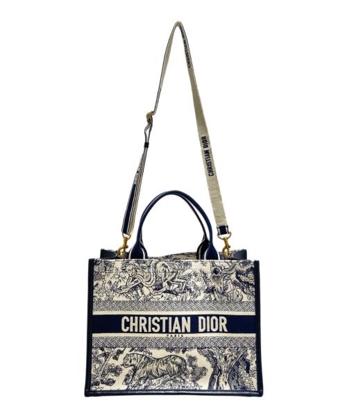 Christian Dior（クリスチャン ディオール）Christian Dior (クリスチャン ディオール) Dior Book Tote バッグ ミディアム M1324CETK_M34I ホワイト×ネイビー サイズ:ミディアムの古着・服飾アイテム
