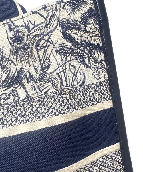 Christian Dior（クリスチャン ディオール）Christian Dior (クリスチャン ディオール) Dior Book Tote バッグ ミディアム M1324CETK_M34I ホワイト×ネイビー サイズ:ミディアムの古着・服飾アイテム