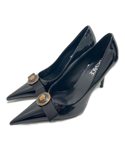 VERSACE（ヴェルサーチェ）VERSACE (ヴェルサーチェ) ジャンニリボンパテント ポインテッドトゥパンプス ブラック サイズ:36の古着・服飾アイテム