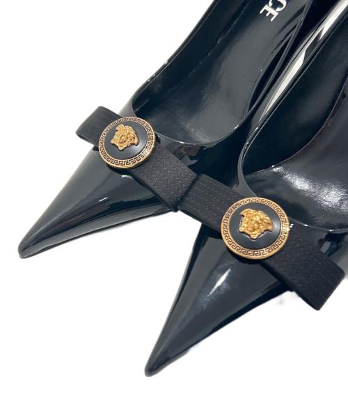 VERSACE（ヴェルサーチェ）VERSACE (ヴェルサーチェ) ジャンニリボンパテント ポインテッドトゥパンプス ブラック サイズ:36の古着・服飾アイテム