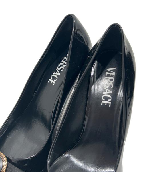 VERSACE（ヴェルサーチェ）VERSACE (ヴェルサーチェ) ジャンニリボンパテント ポインテッドトゥパンプス ブラック サイズ:36の古着・服飾アイテム