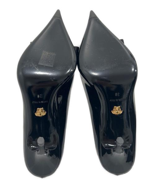 VERSACE（ヴェルサーチェ）VERSACE (ヴェルサーチェ) ジャンニリボンパテント ポインテッドトゥパンプス ブラック サイズ:36の古着・服飾アイテム