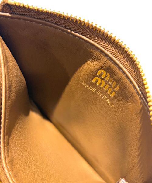 MIU MIU（ミュウミュウ）MIU MIU (ミュウミュウ) Nappa Leather Envelope Card Holder/ナッパレザー エンベロープ カードホルダー/5MB066_AEFX_F0NBL ブラウンの古着・服飾アイテム