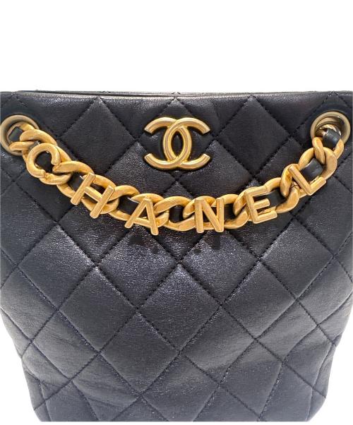 CHANEL（シャネル）CHANEL (シャネル) マトラッセチェーンスモールバゲットバッグ ブラック×ゴールド金具の古着・服飾アイテム