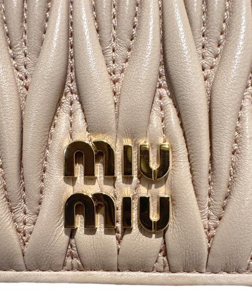 MIU MIU（ミュウミュウ）MIU MIU (ミュウミュウ) マテラッセ コンパクトウォレット ライトピンクの古着・服飾アイテム