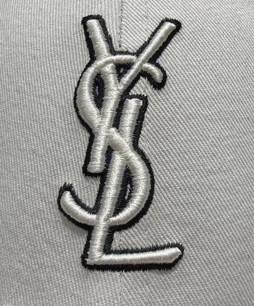 Yves Saint Laurent（イヴサンローラン）Yves Saint Laurent (イヴサンローラン) ニューエラ YSL モノグラム キャップ ライトグレー サイズ:56-62cm/フリーサイズの古着・服飾アイテム