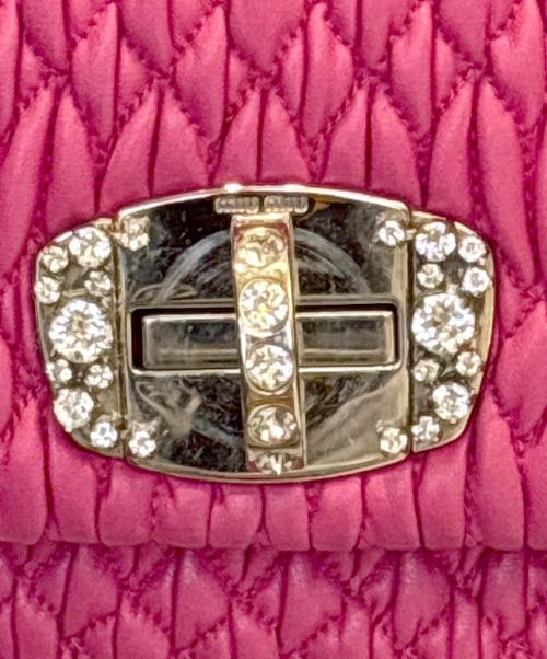 MIU MIU（ミュウミュウ）MIU MIU (ミュウミュウ) マテラッセ クリスタル ショルダーバッグ ピンク  ピンクの古着・服飾アイテム