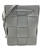 BOTTEGA VENETAボッテガベネタ）の古着「カセットクロスボディ―バケットバッグスモール」｜グレー