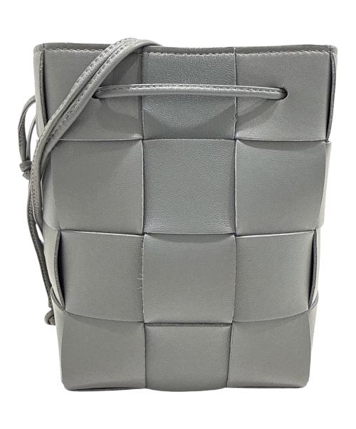 BOTTEGA VENETA（ボッテガベネタ）BOTTEGA VENETA (ボッテガベネタ) カセットクロスボディ―バケットバッグスモール グレー サイズ:smallの古着・服飾アイテム