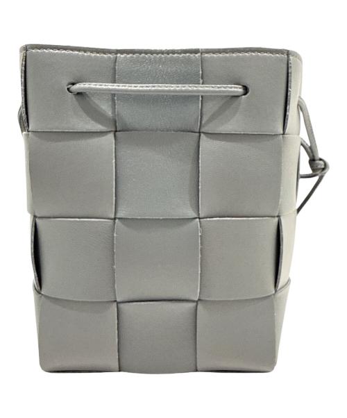 BOTTEGA VENETA（ボッテガベネタ）BOTTEGA VENETA (ボッテガベネタ) カセットクロスボディ―バケットバッグスモール グレー サイズ:smallの古着・服飾アイテム