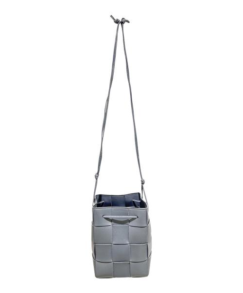BOTTEGA VENETA（ボッテガベネタ）BOTTEGA VENETA (ボッテガベネタ) カセットクロスボディ―バケットバッグスモール グレー サイズ:smallの古着・服飾アイテム