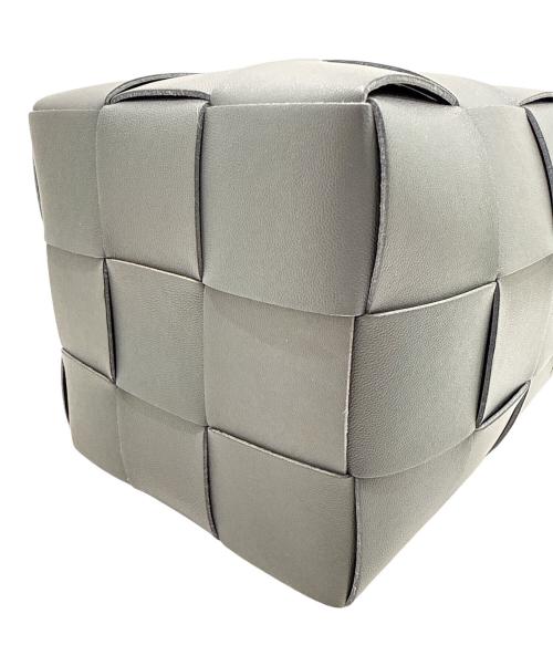 BOTTEGA VENETA（ボッテガベネタ）BOTTEGA VENETA (ボッテガベネタ) カセットクロスボディ―バケットバッグスモール グレー サイズ:smallの古着・服飾アイテム