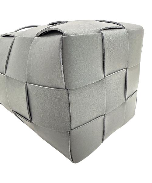 BOTTEGA VENETA（ボッテガベネタ）BOTTEGA VENETA (ボッテガベネタ) カセットクロスボディ―バケットバッグスモール グレー サイズ:smallの古着・服飾アイテム