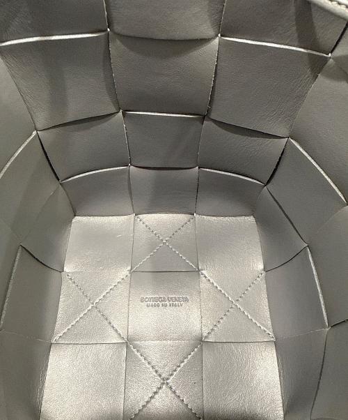 BOTTEGA VENETA（ボッテガベネタ）BOTTEGA VENETA (ボッテガベネタ) カセットクロスボディ―バケットバッグスモール グレー サイズ:smallの古着・服飾アイテム