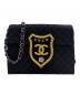 CHANEL（シャネル）の古着「エンブレムワッペンチェーンショルダーバッグ」｜ブラック
