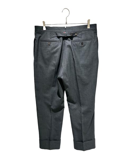 Thom Browne（トムブラウン）Thom Browne (トムブラウン) Classic Twill Back-Strap Trousers/クラシック ツイル バックストラップ トラウザー/MTC001A 00626025 グレー サイズ:3の古着・服飾アイテム