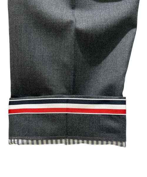 Thom Browne（トムブラウン）Thom Browne (トムブラウン) Classic Twill Back-Strap Trousers/クラシック ツイル バックストラップ トラウザー/MTC001A 00626025 グレー サイズ:3の古着・服飾アイテム