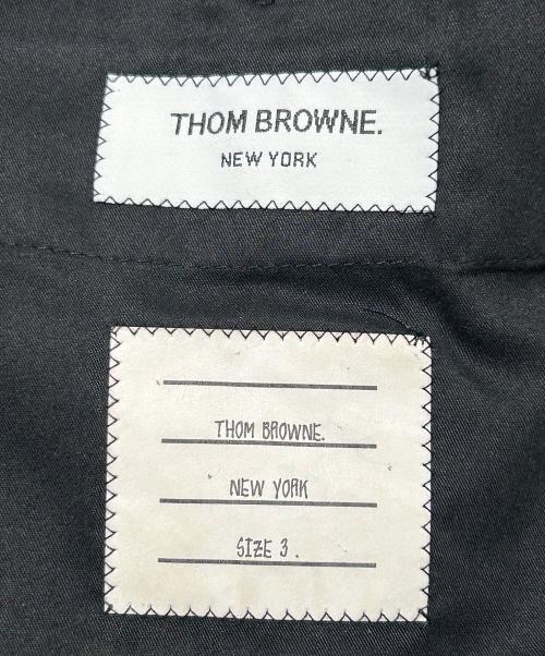 Thom Browne（トムブラウン）Thom Browne (トムブラウン) Classic Twill Back-Strap Trousers/クラシック ツイル バックストラップ トラウザー/MTC001A 00626025 グレー サイズ:3の古着・服飾アイテム