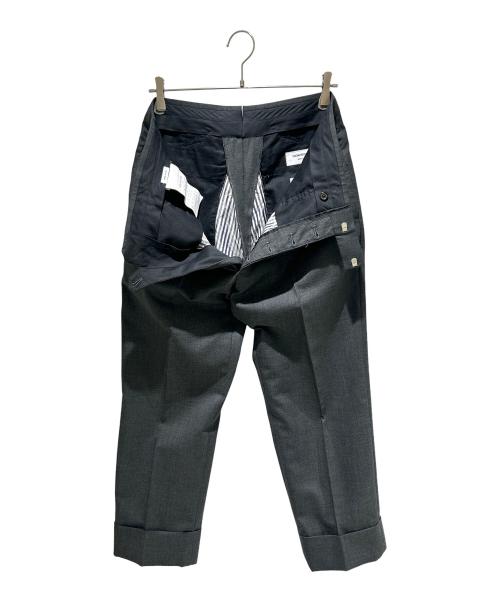 Thom Browne（トムブラウン）Thom Browne (トムブラウン) Classic Twill Back-Strap Trousers/クラシック ツイル バックストラップ トラウザー/MTC001A 00626025 グレー サイズ:3の古着・服飾アイテム
