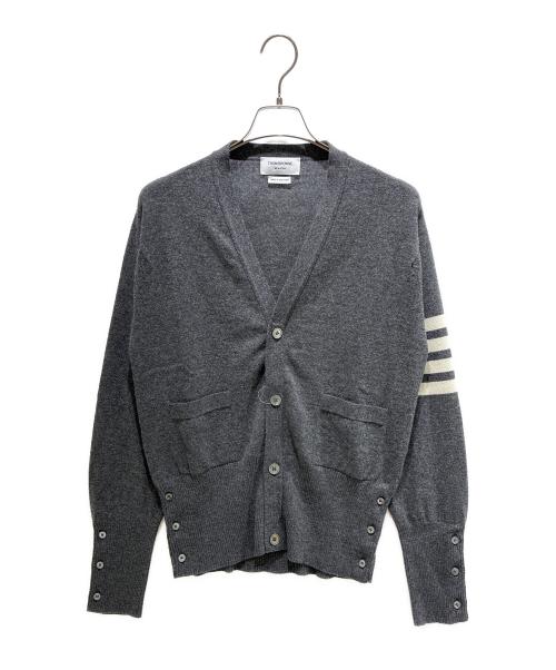 Thom Browne（トムブラウン）Thom Browne (トムブラウン) Classic Cashmere 4-Bar V-Neck Cardigan/クラシック カシミヤ 4-BAR Vネック カーディガン/MKC001A-00011 グレー サイズ:3の古着・服飾アイテム