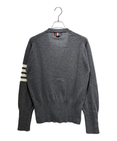 Thom Browne（トムブラウン）Thom Browne (トムブラウン) Classic Cashmere 4-Bar V-Neck Cardigan/クラシック カシミヤ 4-BAR Vネック カーディガン/MKC001A-00011 グレー サイズ:3の古着・服飾アイテム