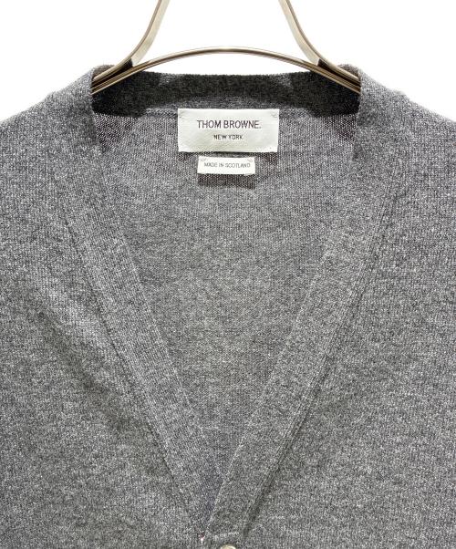 Thom Browne（トムブラウン）Thom Browne (トムブラウン) Classic Cashmere 4-Bar V-Neck Cardigan/クラシック カシミヤ 4-BAR Vネック カーディガン/MKC001A-00011 グレー サイズ:3の古着・服飾アイテム