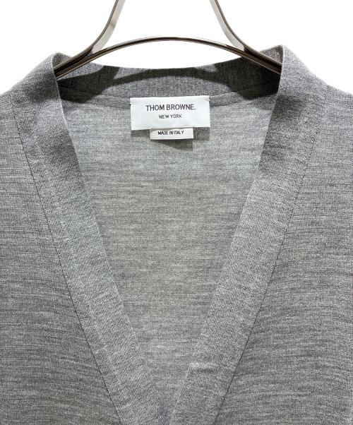 Thom Browne（トムブラウン）Thom Browne (トムブラウン) Merino Wool 4-Bar Classic Cardigan/メリノウール 4-BAR クラシック カーディガン/MKC002A-Y1014 グレー サイズ:4の古着・服飾アイテム