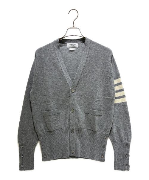 Thom Browne（トムブラウン）Thom Browne (トムブラウン) Classic Cashmere 4-Bar V-Neck Cardigan/クラシック カシミヤ 4-BAR Vネック カーディガン/MKC001A-00011 ライトグレー サイズ:3の古着・服飾アイテム
