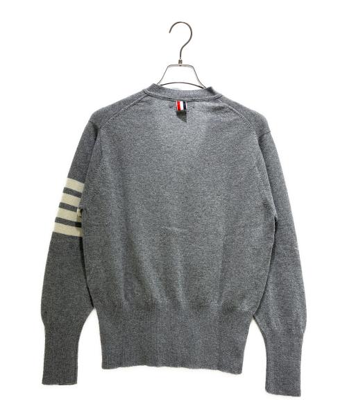 Thom Browne（トムブラウン）Thom Browne (トムブラウン) Classic Cashmere 4-Bar V-Neck Cardigan/クラシック カシミヤ 4-BAR Vネック カーディガン/MKC001A-00011 ライトグレー サイズ:3の古着・服飾アイテム