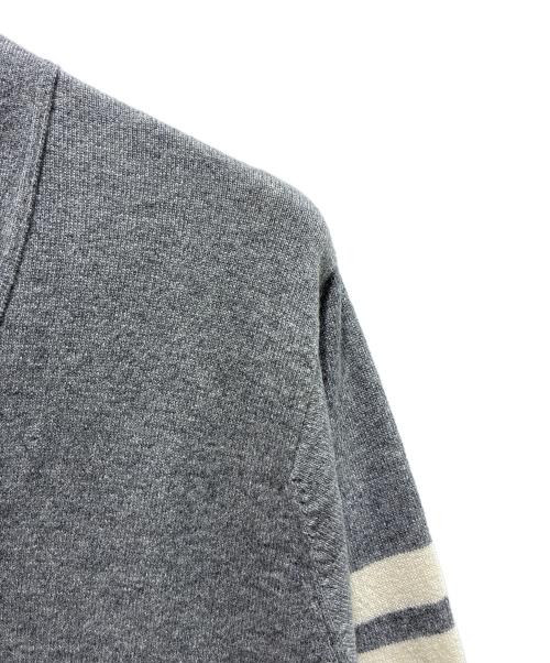 Thom Browne（トムブラウン）Thom Browne (トムブラウン) Classic Cashmere 4-Bar V-Neck Cardigan/クラシック カシミヤ 4-BAR Vネック カーディガン/MKC001A-00011 ライトグレー サイズ:3の古着・服飾アイテム