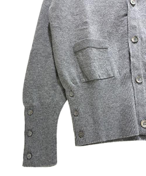 Thom Browne（トムブラウン）Thom Browne (トムブラウン) Classic Cashmere 4-Bar V-Neck Cardigan/クラシック カシミヤ 4-BAR Vネック カーディガン/MKC001A-00011 ライトグレー サイズ:3の古着・服飾アイテム