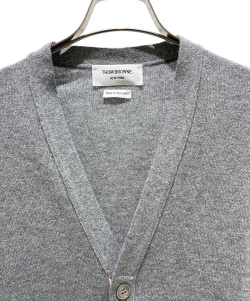 Thom Browne（トムブラウン）Thom Browne (トムブラウン) Classic Cashmere 4-Bar V-Neck Cardigan/クラシック カシミヤ 4-BAR Vネック カーディガン/MKC001A-00011 ライトグレー サイズ:3の古着・服飾アイテム