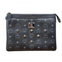 MCM（エムシーエム）の古着「スタッズクラッチバッグ」｜ブラック