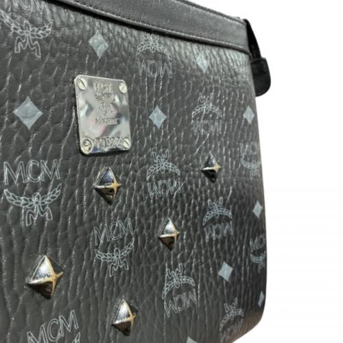 MCM（エムシーエム）MCM (エムシーエム) スタッズクラッチバッグ ブラック サイズ:-の古着・服飾アイテム