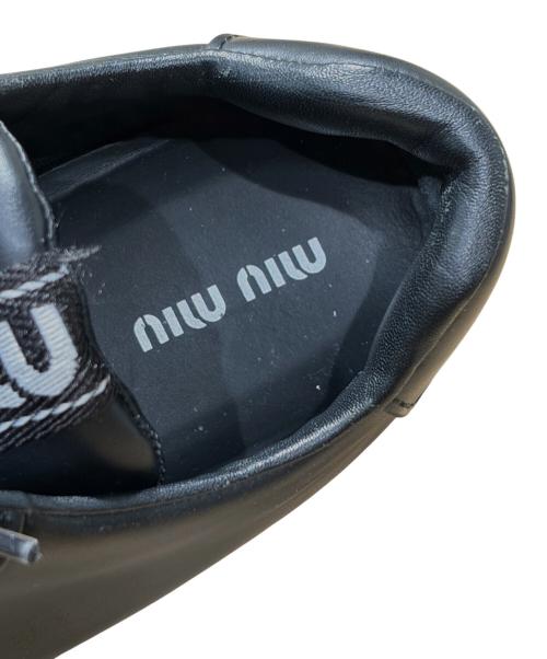 MIU MIU（ミュウミュウ）MIU MIU (ミュウミュウ) ロゴプレートレザースニーカー ブラック サイズ:SIZE 38の古着・服飾アイテム
