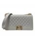 CHANEL（シャネル）の古着「Boy Chanel Chain Shoulder Bag25 ボーイシャネル 25 チェーンショルダーバッグ」｜ライトグレー