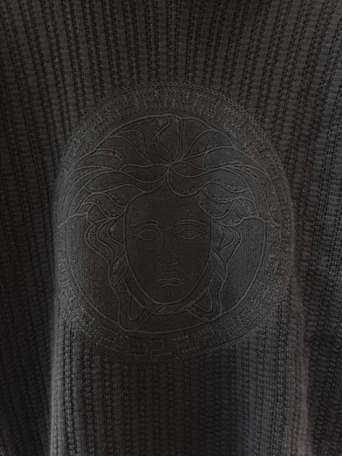 VERSACE（ヴェルサーチ）VERSACE (ヴェルサーチ) ロゴフーディニット ブラック サイズ:46の古着・服飾アイテム