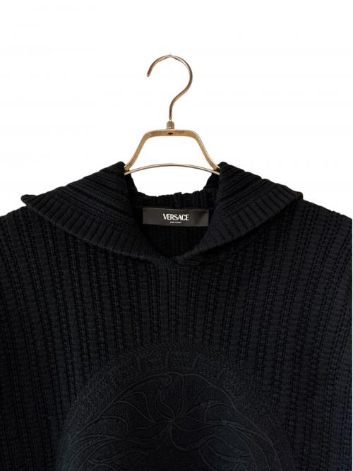 VERSACE（ヴェルサーチ）VERSACE (ヴェルサーチ) ロゴフーディニット ブラック サイズ:46の古着・服飾アイテム