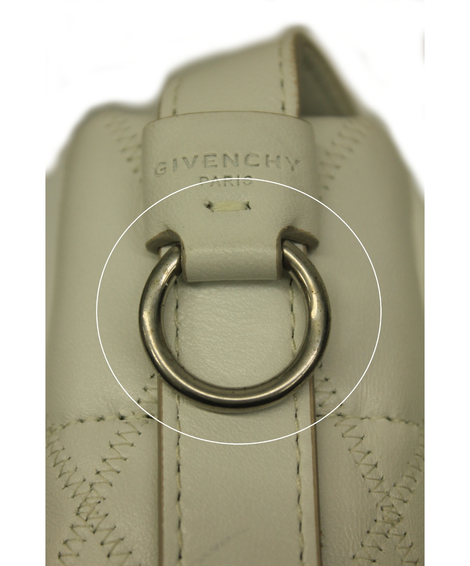 GIVENCHY (ジバンシィ) キルトレザーショルダーバッグ ホワイト GV BUCKET-MINI BAG