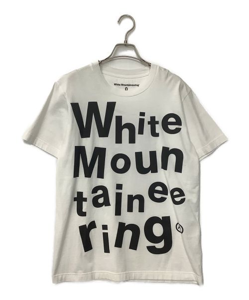 WHITE MOUNTAINEERING（ホワイトマウンテ二アニング）WHITE MOUNTAINEERING (ホワイトマウンテ二アニング) プリントTシャツ ホワイト×ブラックの古着・服飾アイテム