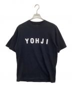 YOHJI YAMAMOTO×New Eraヨウジヤマモト×ニューエラ）の古着「Yohji Yamamoto NEW ERA Block Typeface <YOHJI> Print Short Sleeves」｜ブラック