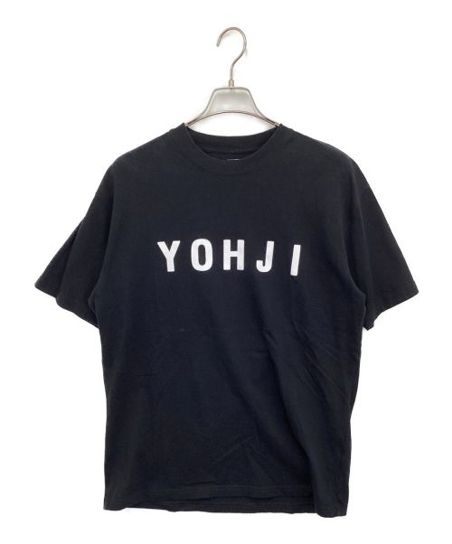 YOHJI YAMAMOTO（ヨウジヤマモト）YOHJI YAMAMOTO (ヨウジヤマモト) New Era (ニューエラ) Yohji Yamamoto NEW ERA Block Typeface <YOHJI> Print Short Sleeves  ブラック サイズ:5の古着・服飾アイテム