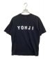 YOHJI YAMAMOTO（ヨウジヤマモト）の古着「Yohji Yamamoto NEW ERA Block Typeface <YOHJI> Print Short Sleeves 」｜ブラック