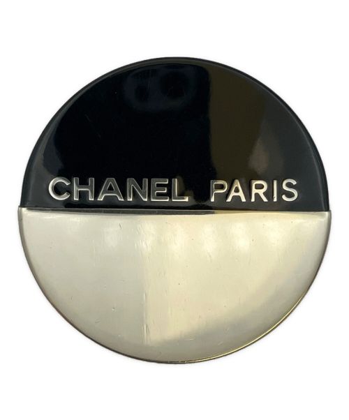 CHANEL（シャネル）CHANEL (シャネル) ラウンドプレートロゴブローチ ブラック×シルバーの古着・服飾アイテム